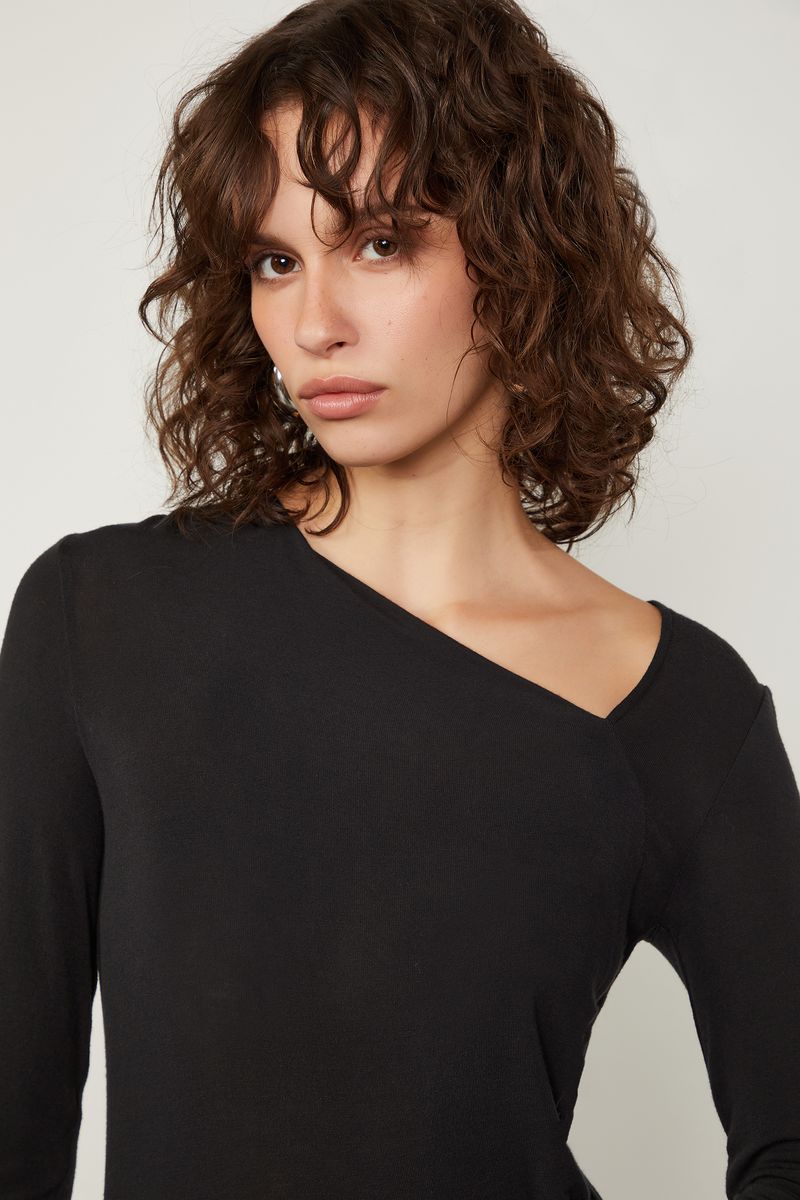 52135974_0005_4-BLUSA-DE-MALHA-DECOTE-ASSIMETRICO