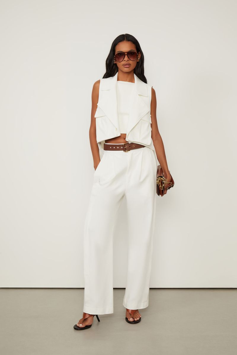 03060363_0003_1-COLETE-OFF-WHITE-DE-MALHA-ESTRUTURADA-CROPPED