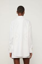 52051680_0003_3-CAMISA-DE-LINHO-COM-BORDADO-DE-ORQUIDEA-NAS-COSTAS