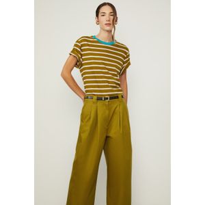 Calça Com Pregas e Martingale Na Barra