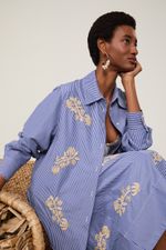 52051795_0200_1-CAMISA-COM-BORDADO-DE-FLOR-DE-RAFIA
