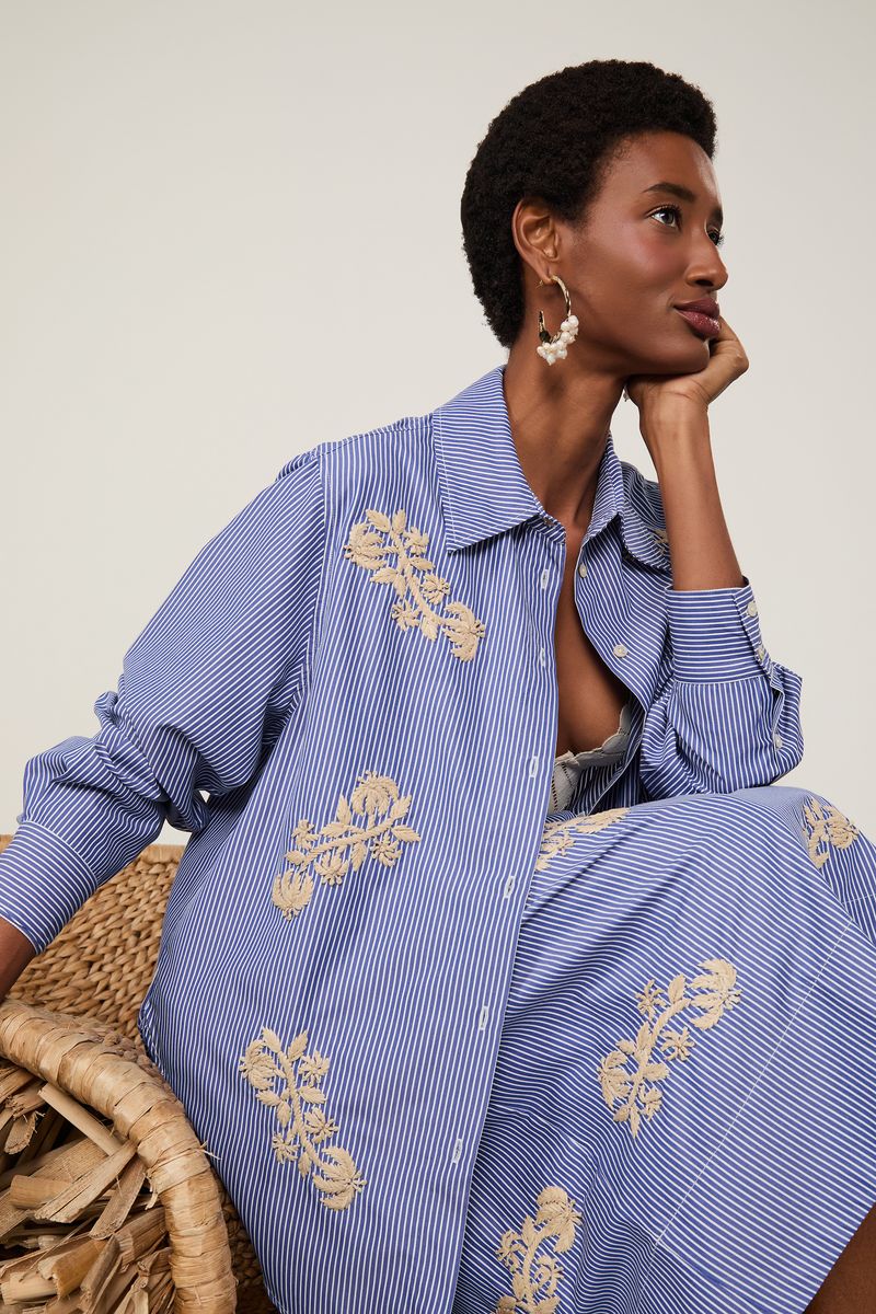 52051795_0200_1-CAMISA-COM-BORDADO-DE-FLOR-DE-RAFIA