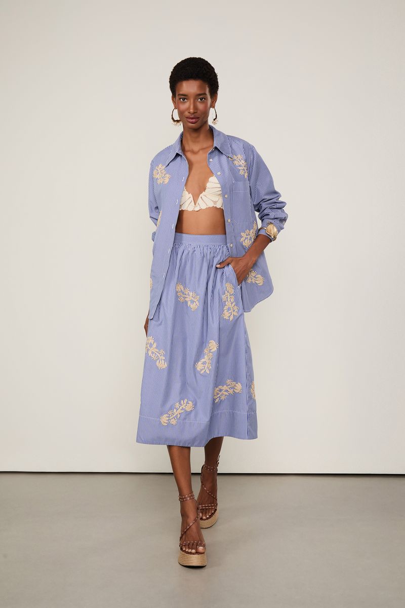 52051795_0200_2-CAMISA-COM-BORDADO-DE-FLOR-DE-RAFIA