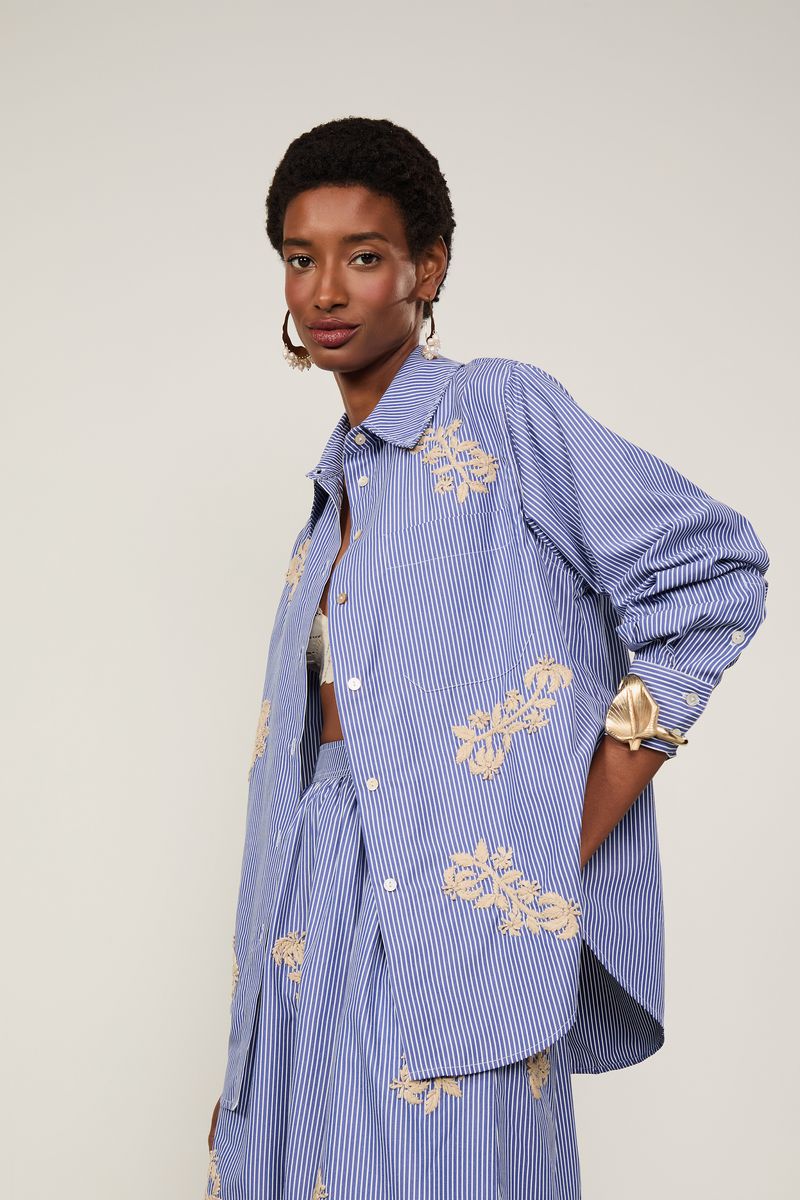 52051795_0200_3-CAMISA-COM-BORDADO-DE-FLOR-DE-RAFIA