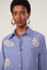 52051795_0200_5-CAMISA-COM-BORDADO-DE-FLOR-DE-RAFIA