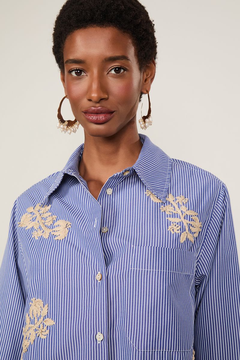 52051795_0200_5-CAMISA-COM-BORDADO-DE-FLOR-DE-RAFIA