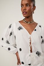 52136219_0003_2-BLUSA-COM-AMARRACAO-E-BORDADO-POA