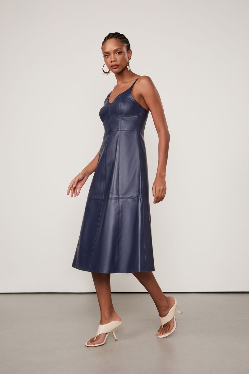 07207834_11055_1-VESTIDO-DE-COURO-MIDI-ALCA-RECORTES