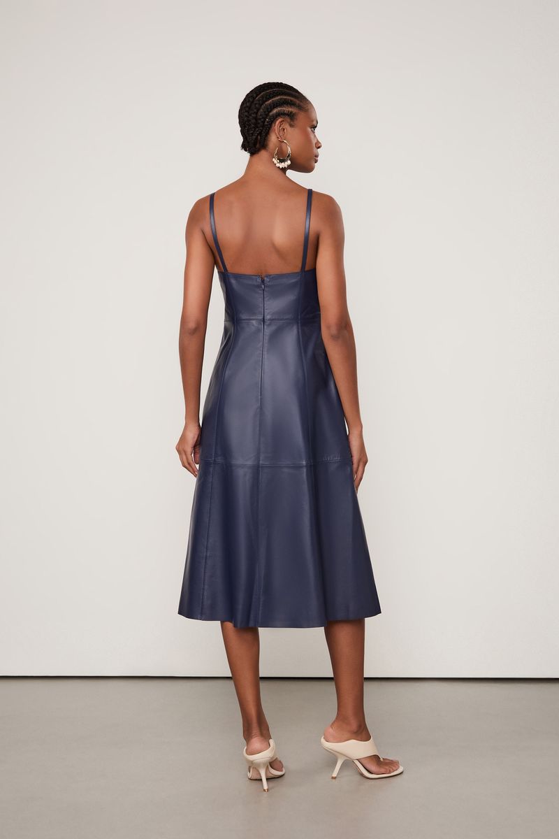 07207834_11055_3-VESTIDO-DE-COURO-MIDI-ALCA-RECORTES