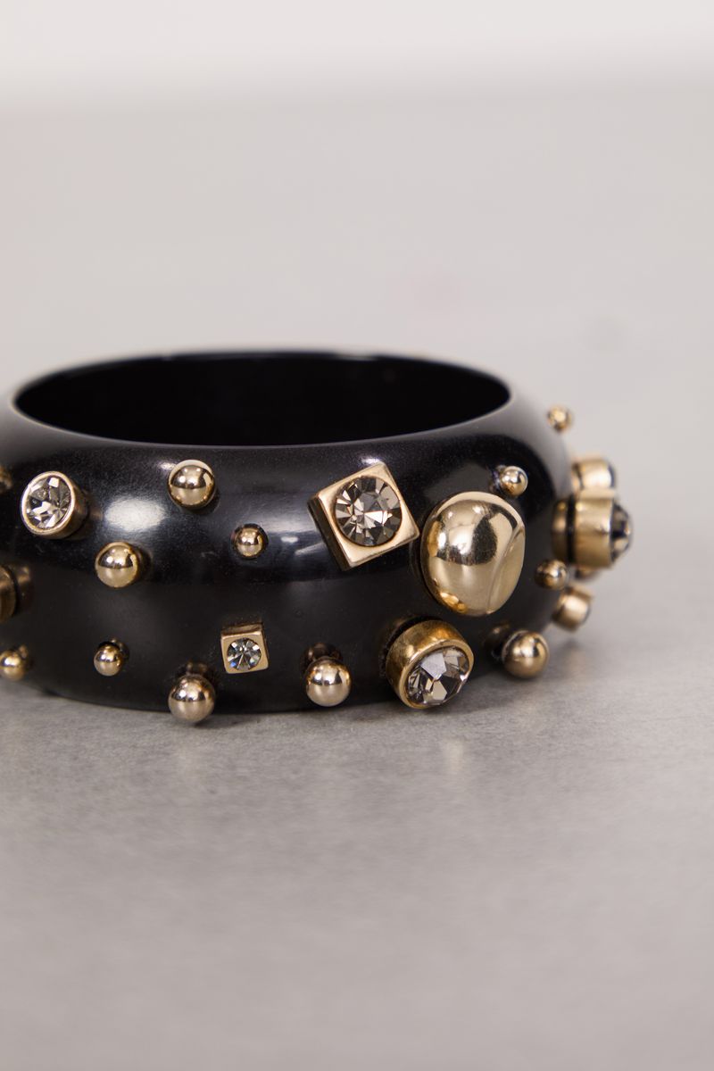 27040556_1511_3-BRACELETE-PRETO-DE-RESINA-CRAVEJADO