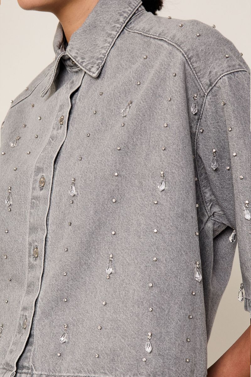 52051808_2289_3-CAMISA-JEANS-CROPPED-OVER-COM-CRISTAIS