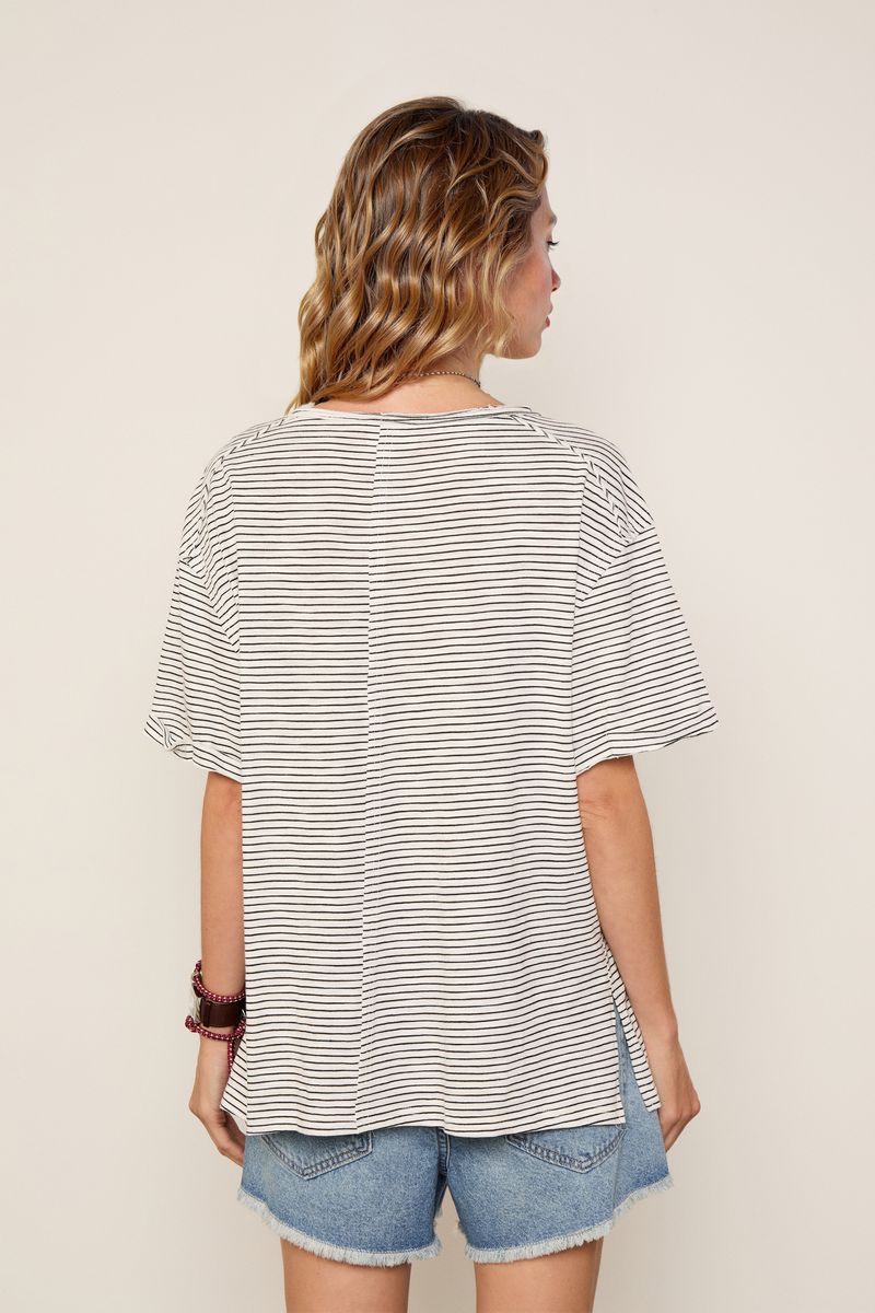 52060808_0015_3-CAMISETA-DE-MALHA-COM-BOLSO-LISTRADA