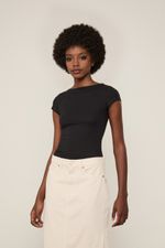 52136250_09021_1-BLUSA-MALHA-MC-DECOTE-COSTAS