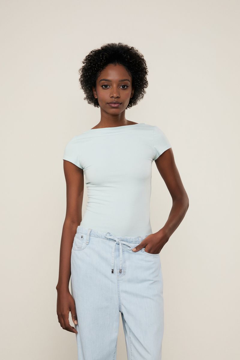 52136250_09267_2-BLUSA-MALHA-MC-DECOTE-COSTAS