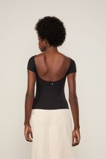52136250_09021_3-BLUSA-MALHA-MC-DECOTE-COSTAS