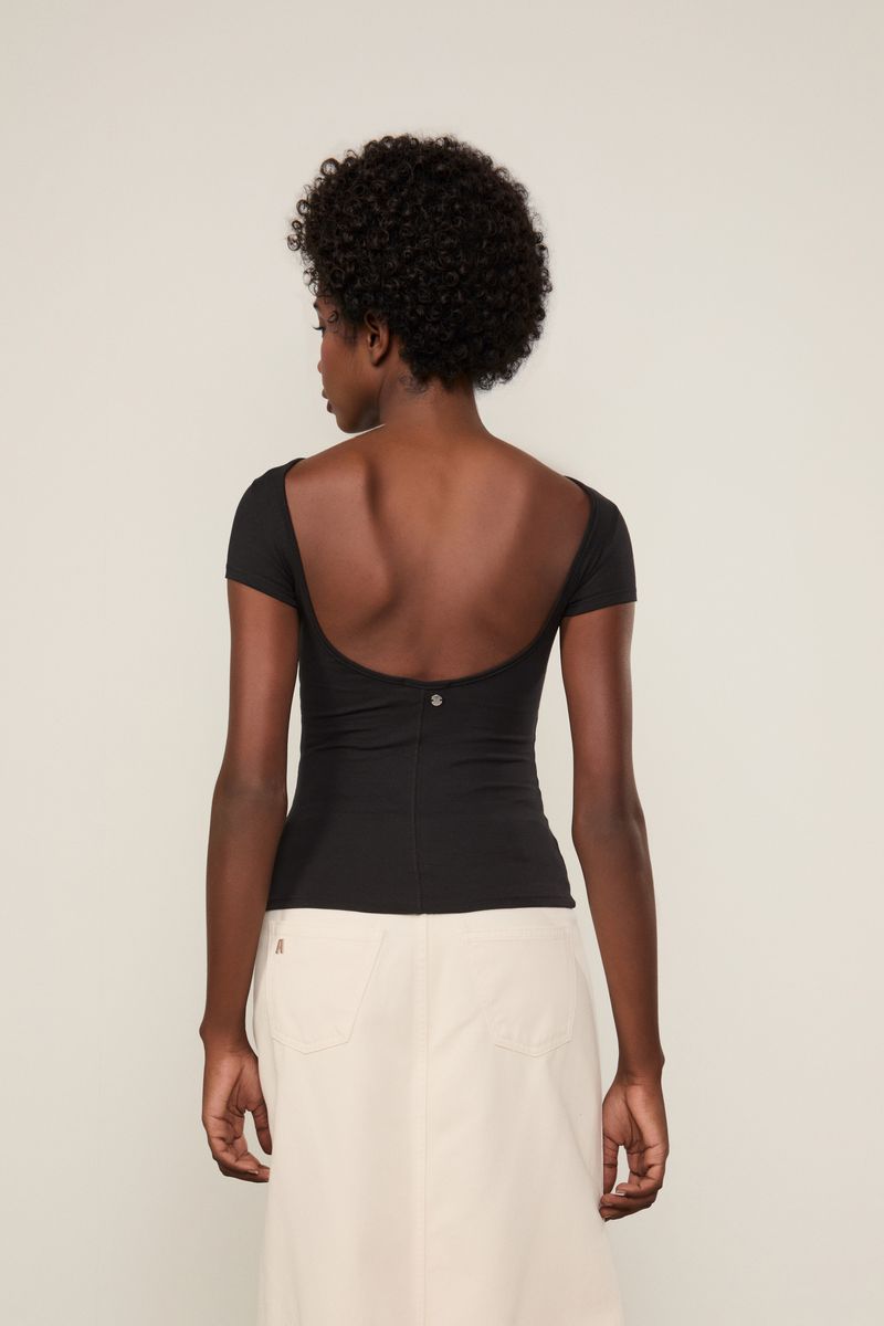 52136250_09021_3-BLUSA-MALHA-MC-DECOTE-COSTAS