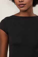52136250_09021_4-BLUSA-MALHA-MC-DECOTE-COSTAS