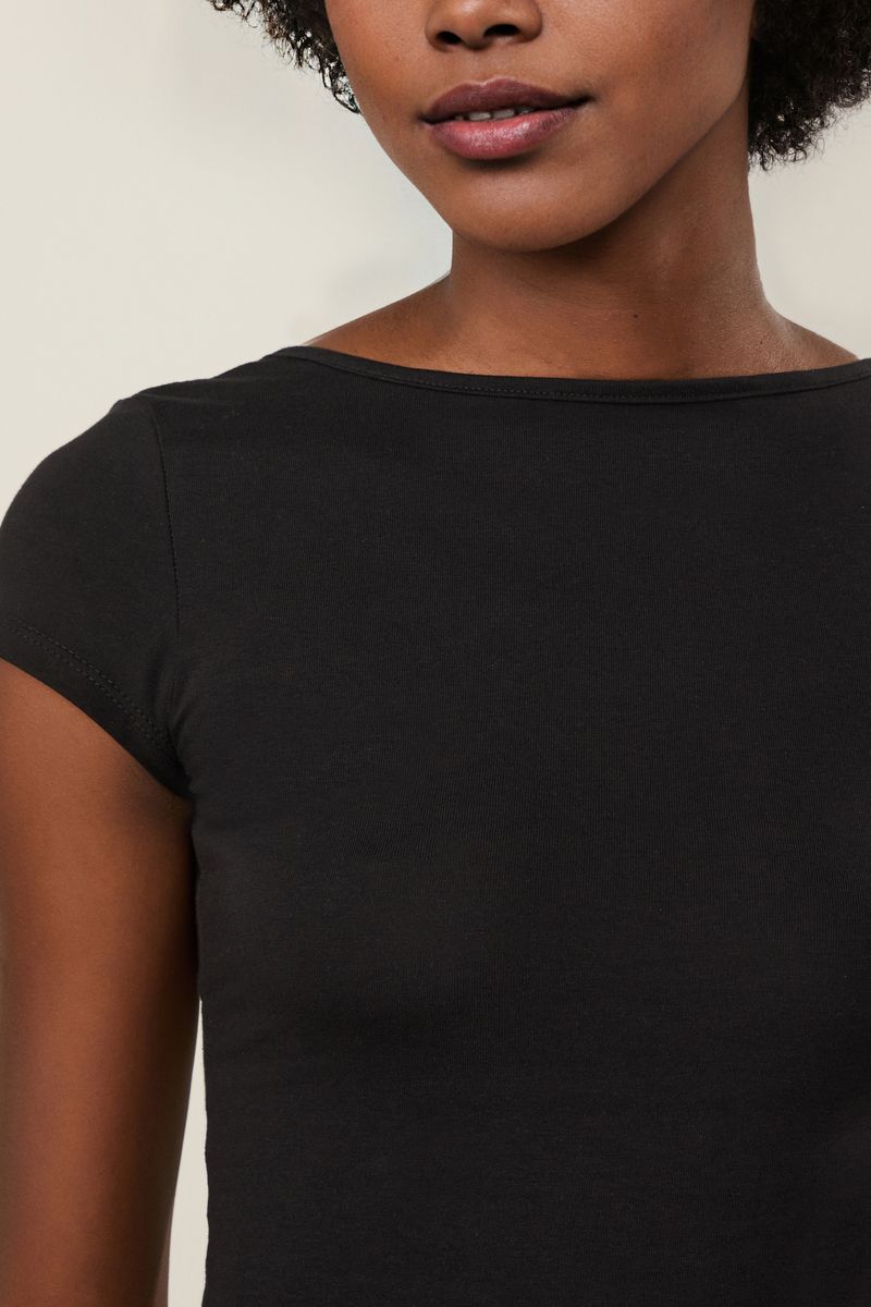 52136250_09021_4-BLUSA-MALHA-MC-DECOTE-COSTAS