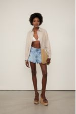 25054438_0101_1-SHORT-JEANS-BOX-RECORTE-FRONTAL-RESINA